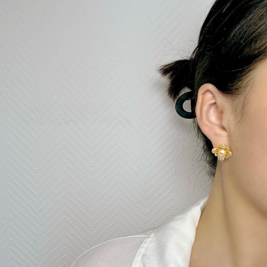 Perlenohrringe mit Blumen-Design