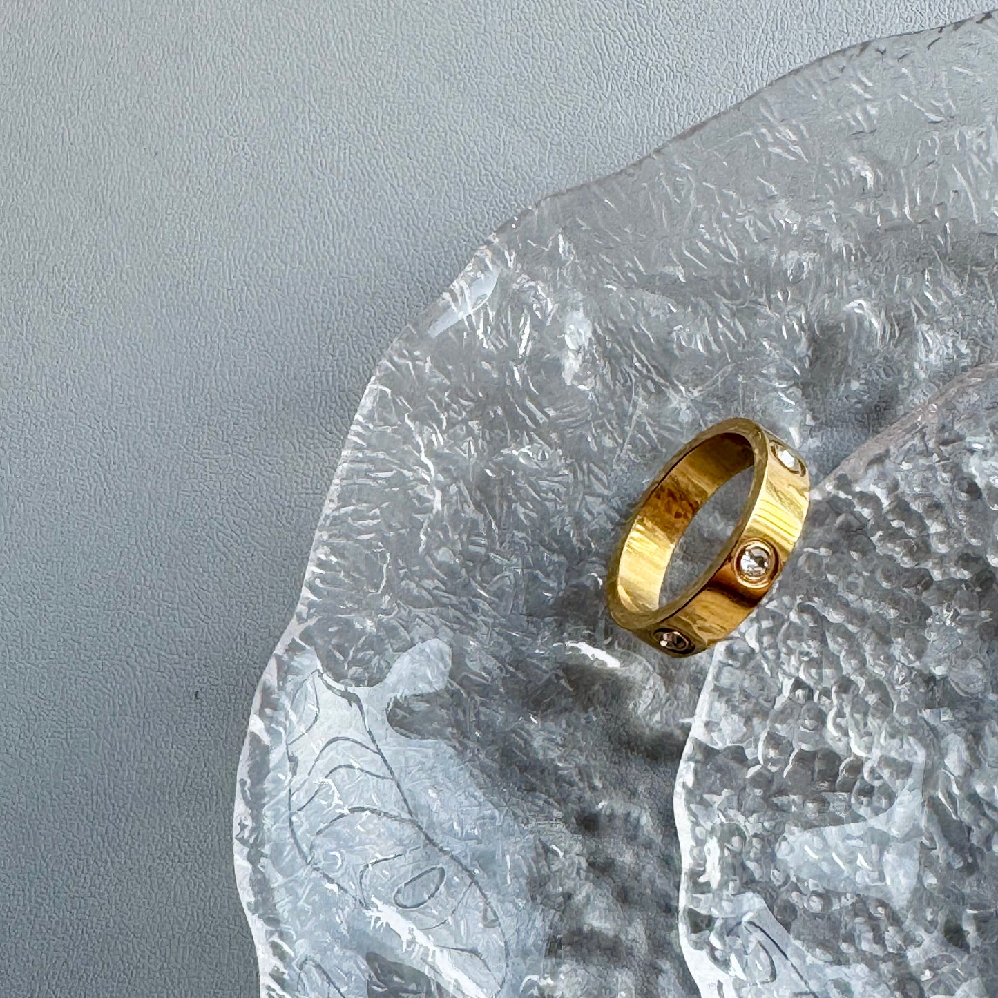 Ring mit sechs Stücke Zirkone