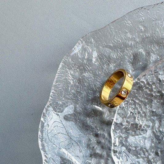 Ring mit sechs Stücke Zirkone