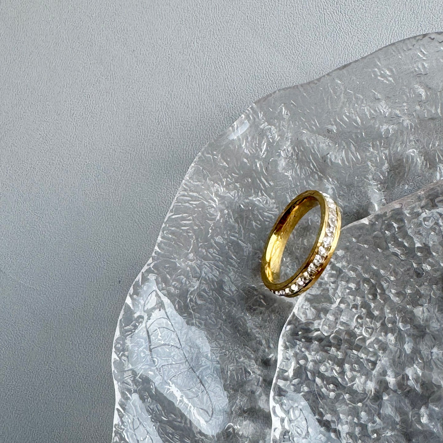 Ring mit vollen Zirkone