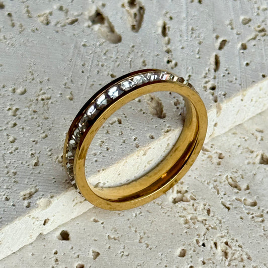 Ring mit vollen Zirkone