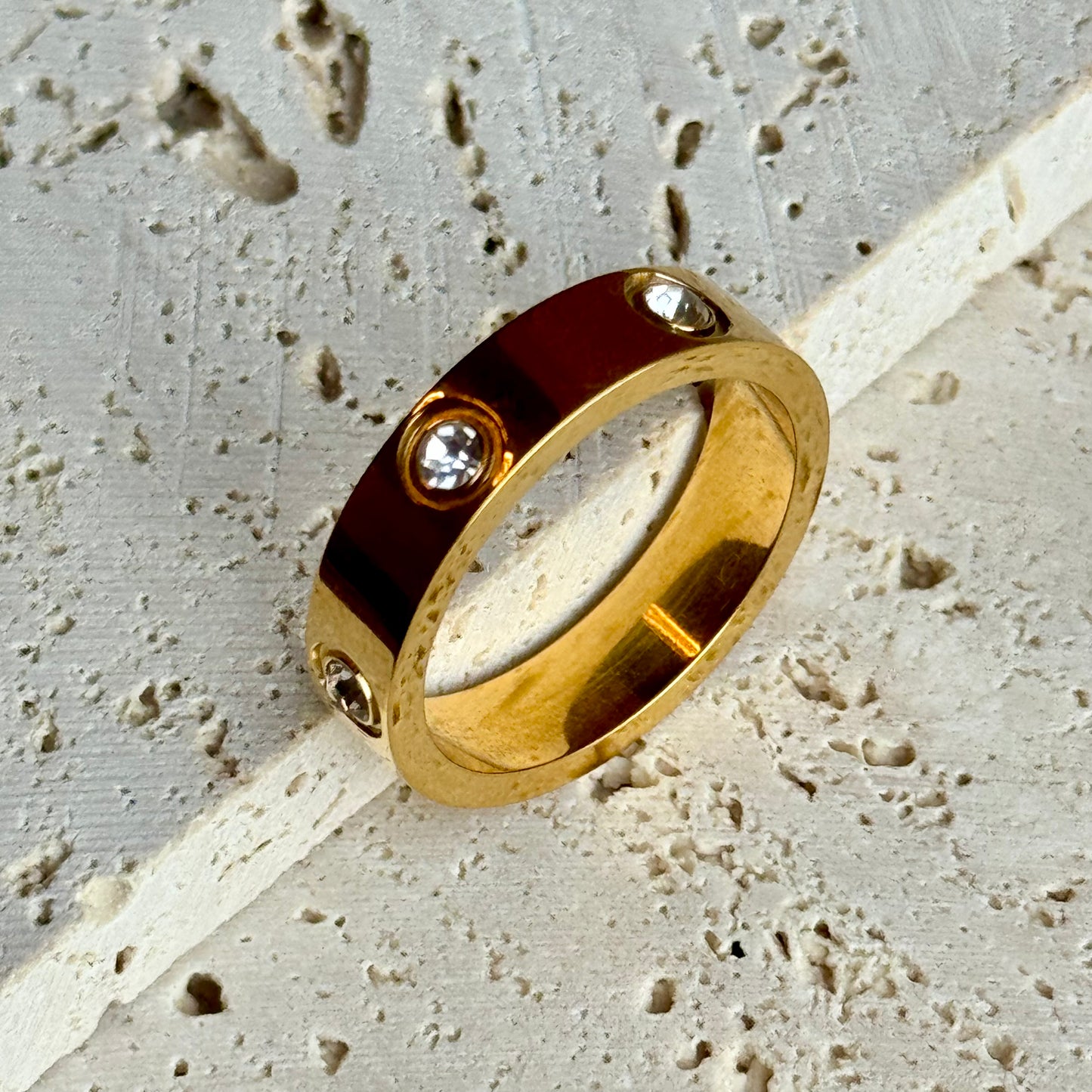 Ring mit sechs Stücke Zirkone