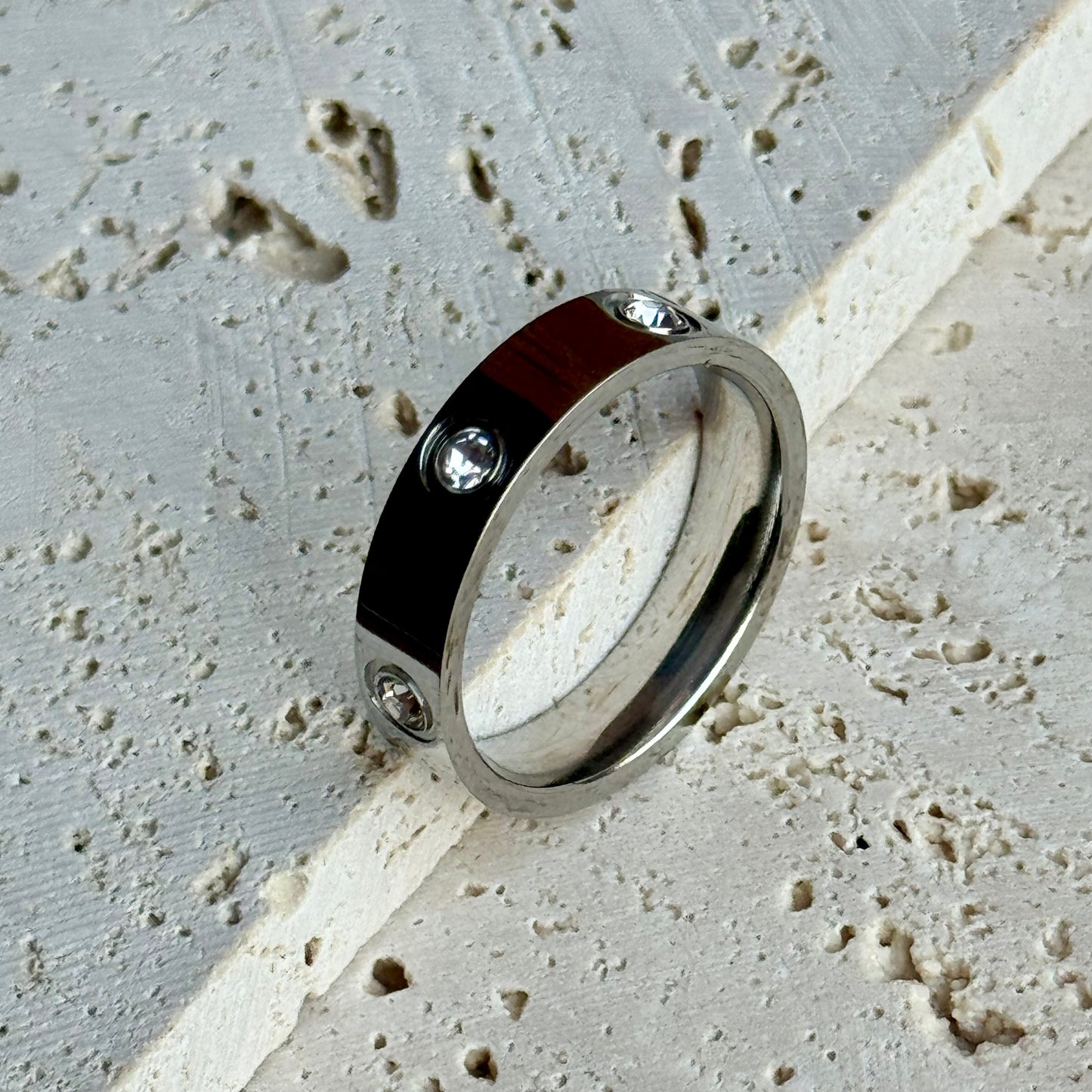 Ring mit sechs Stücke Zirkone