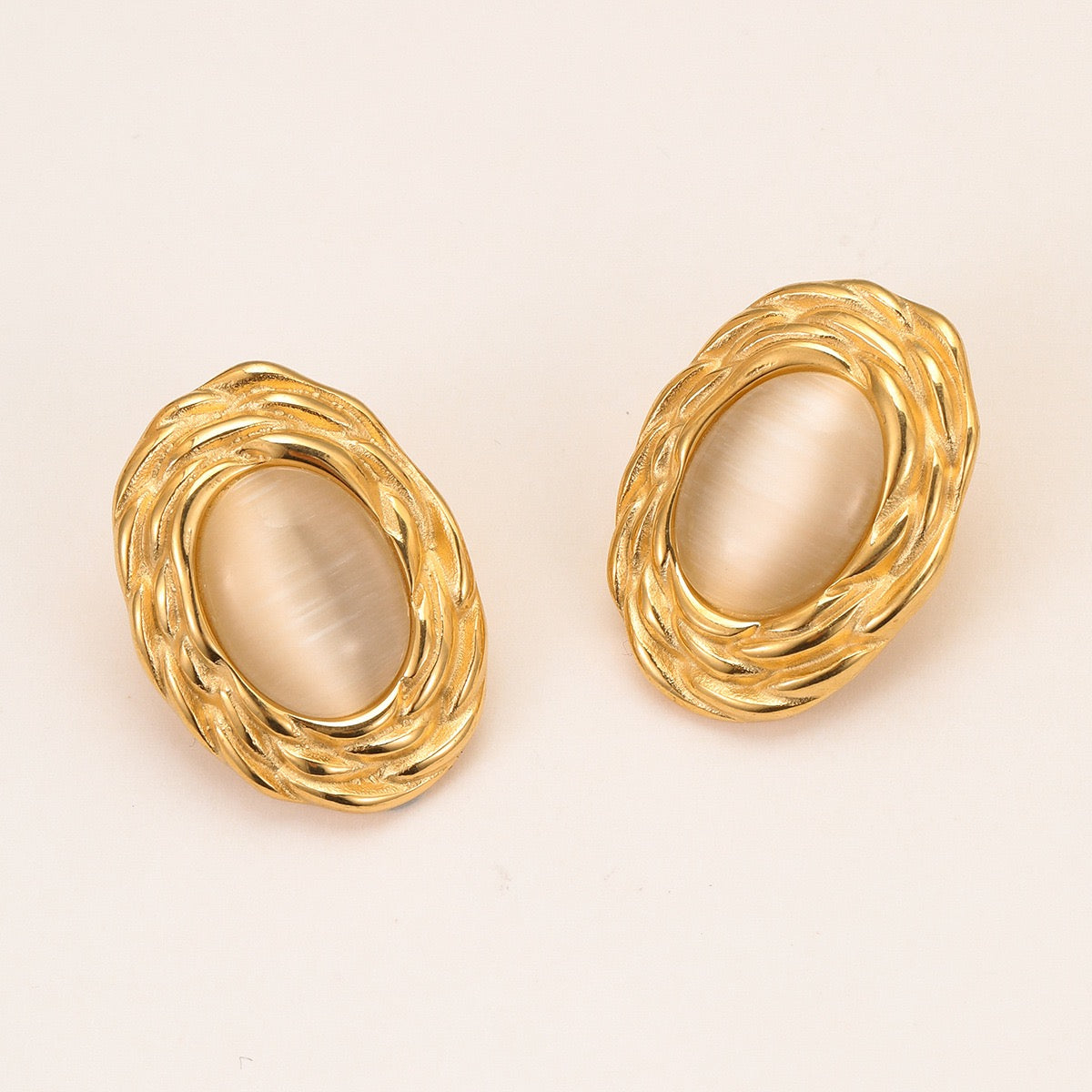 GLAMZI Vintage Ohrringe – 18K Vergoldeter Edelstahl mit Weißem Katzenauge Stein