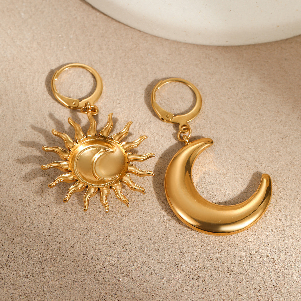 Asymmetrische Ohrringe – Sonne & Mond Design | 18K Vergoldeter Edelstahl