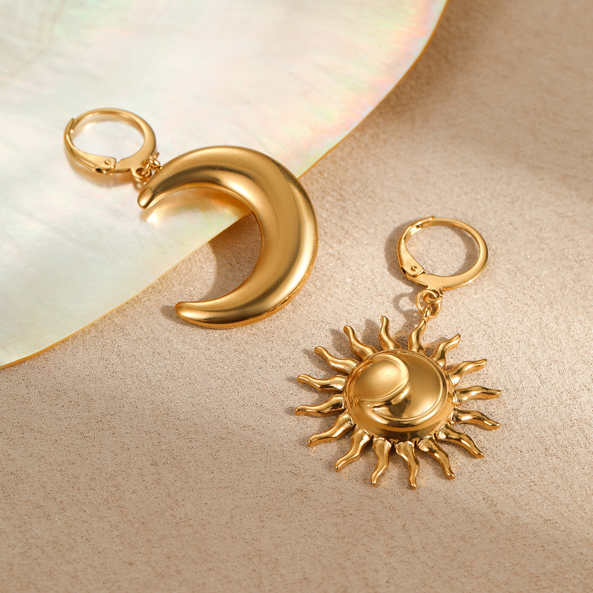 Asymmetrische Ohrringe – Sonne & Mond Design | 18K Vergoldeter Edelstahl