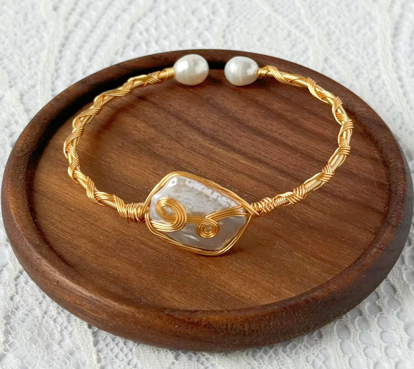 Offenes Armband mit barocker Süßwasserperle