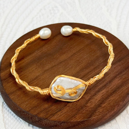 Offenes Armband mit barocker Süßwasserperle