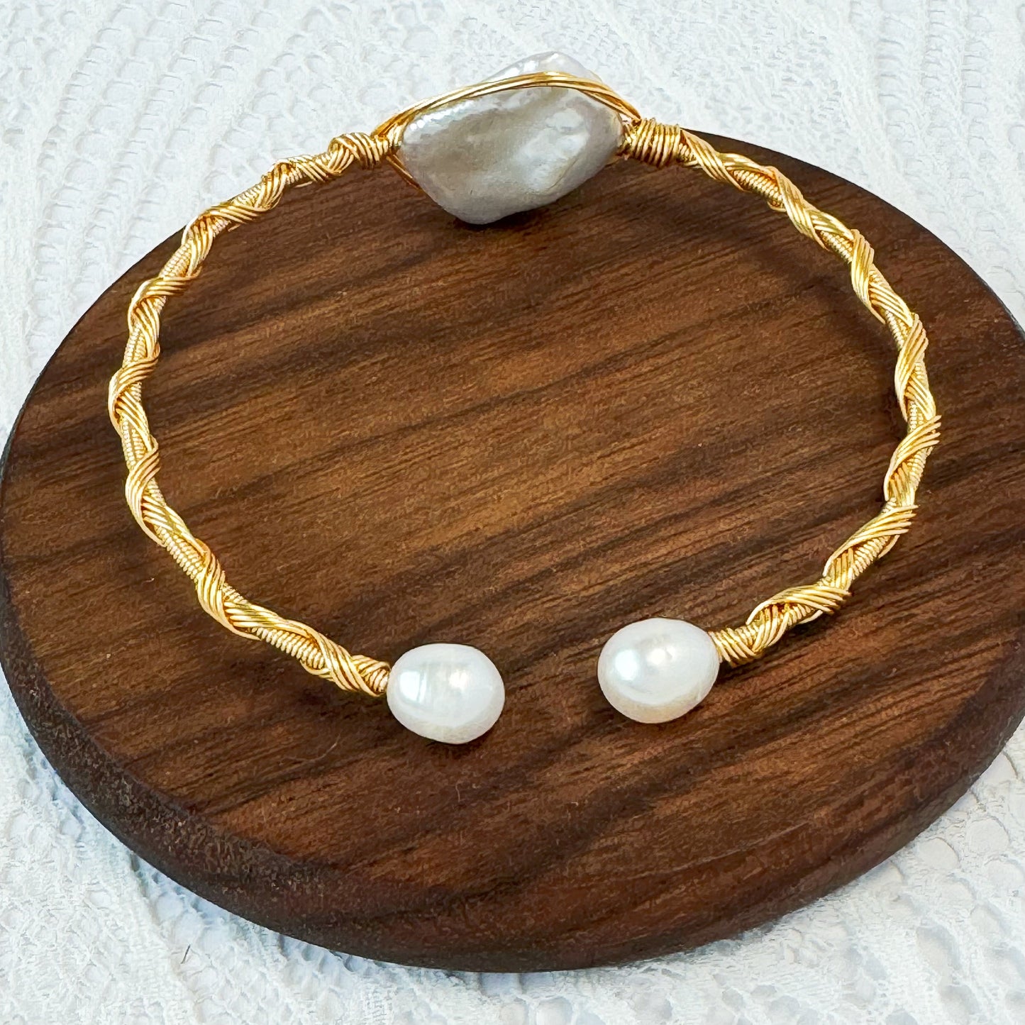Offenes Armband mit barocker Süßwasserperle