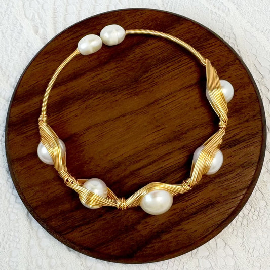 Offenes Armband mit sieben Stücke Süßwasserperlen