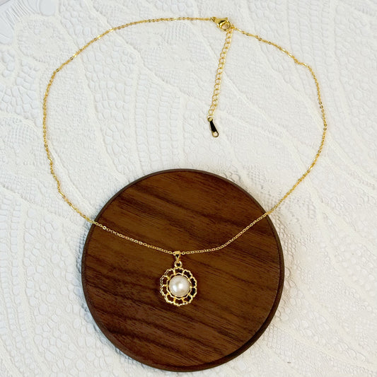 Halskette mit Süßwasserperlen-Anhänger im Blumenform