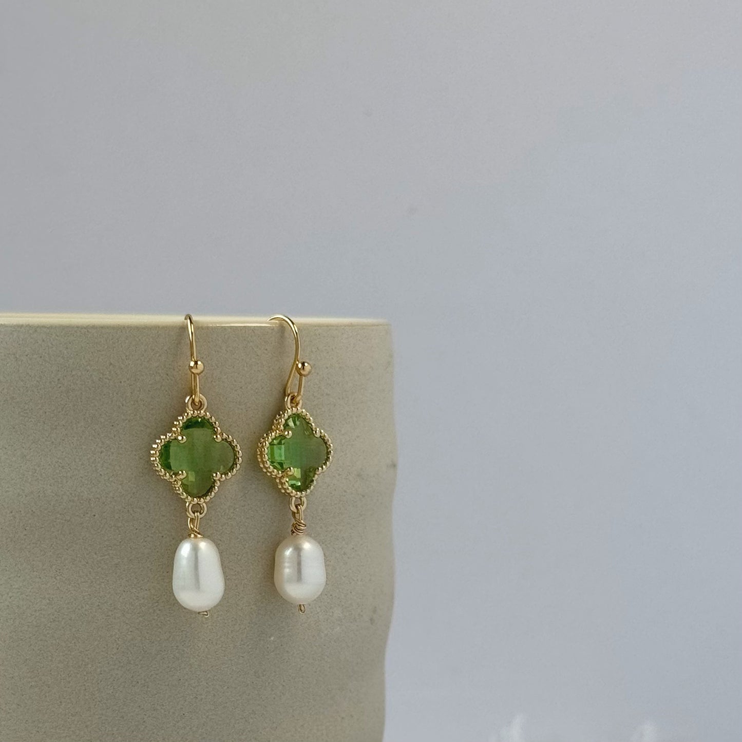 Elegante Ohrringe mit grünem Kristall-Kleeblatt und Perlen