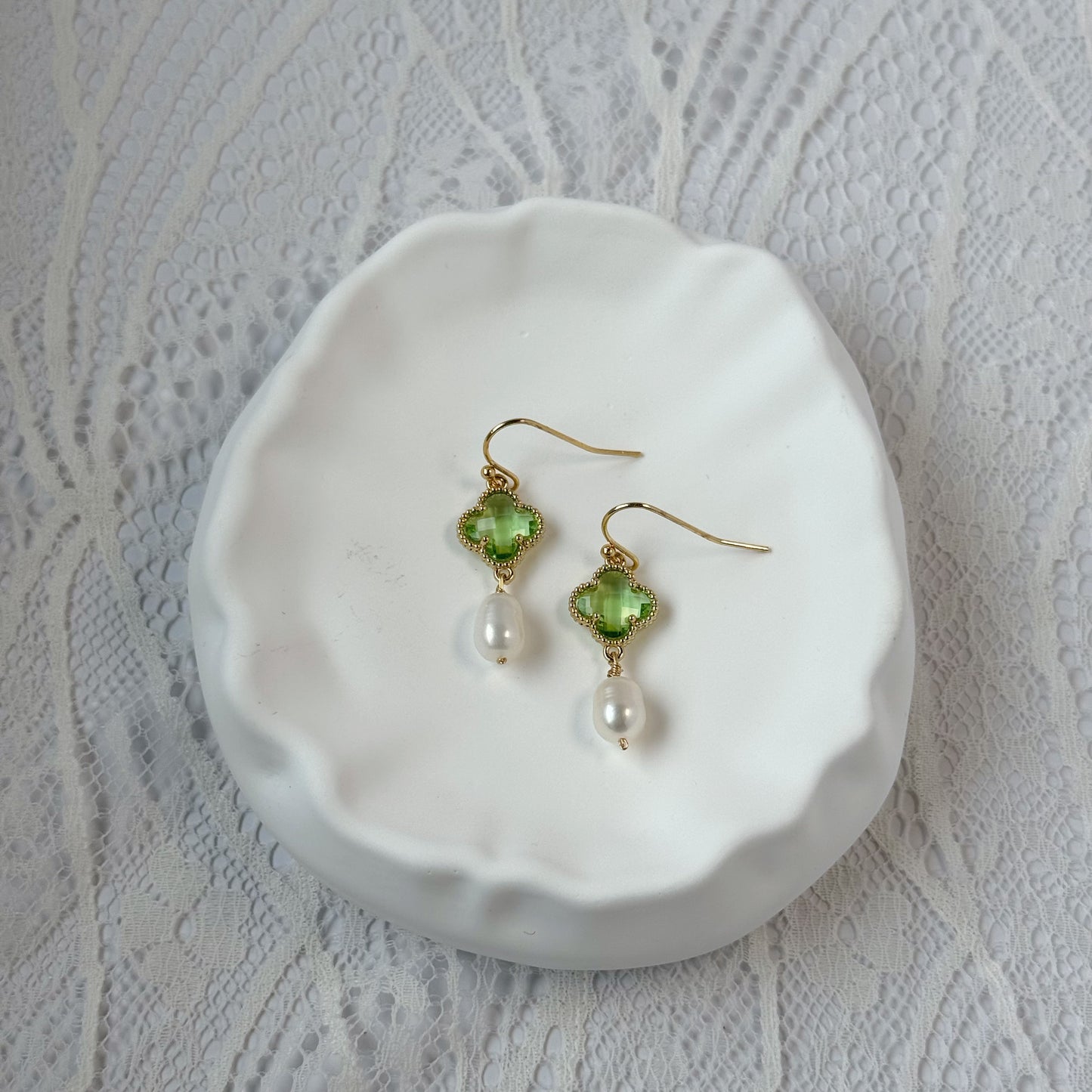 Elegante Ohrringe mit grünem Kristall-Kleeblatt und Perlen