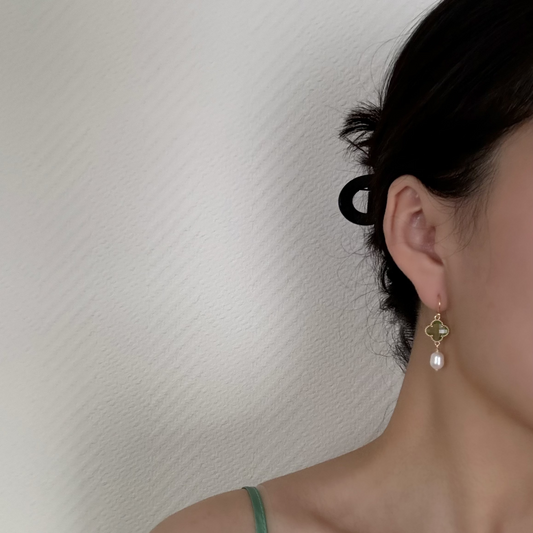 Elegante Ohrringe mit grünem Kristall-Kleeblatt und Perlen