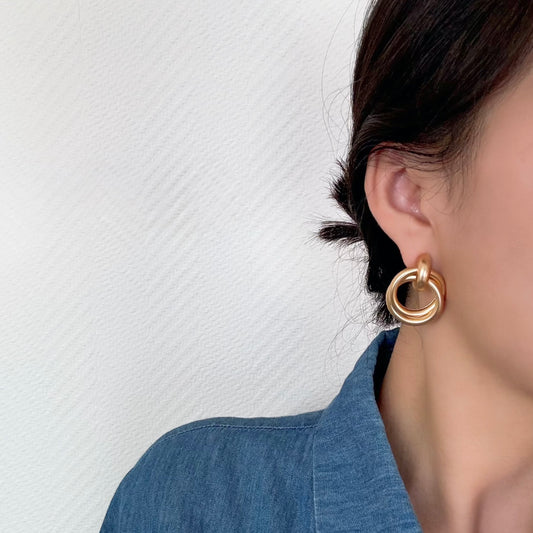 Ineinander verflochtene Creolen