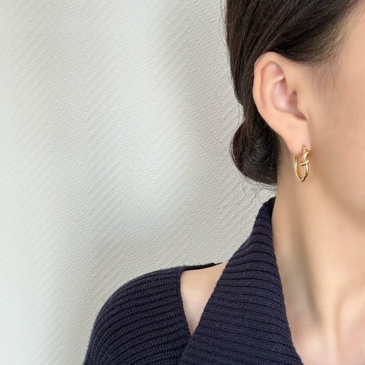 Große Creolen mit Knoten