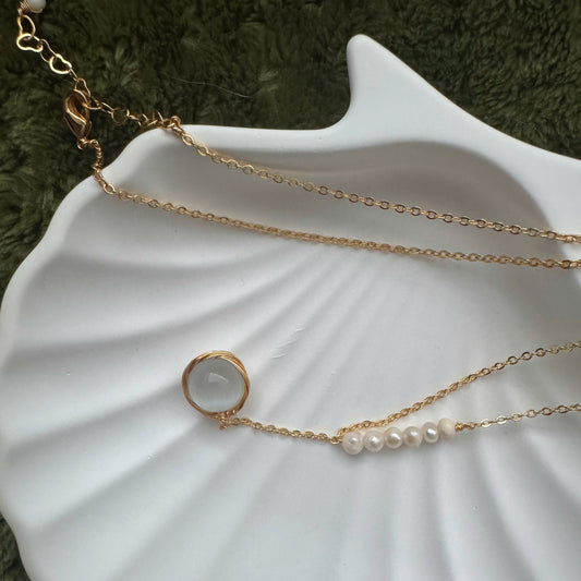 Halskette mit Katzenauge-Stein und kleinen Perlen