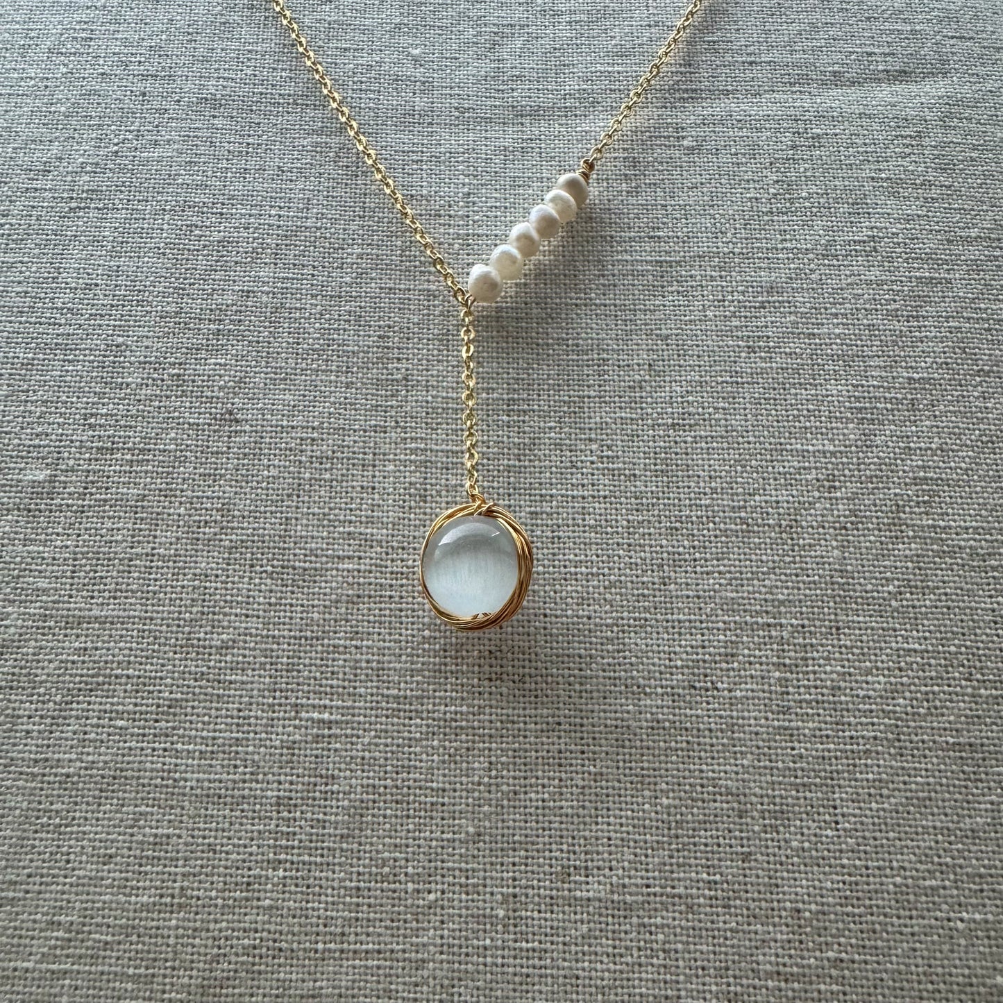 Halskette mit Katzenauge-Stein und kleinen Perlen