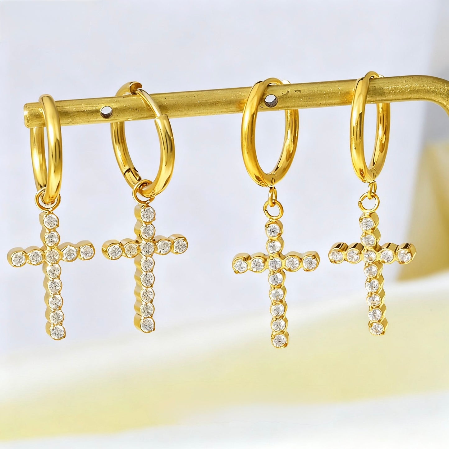 Kreuz Ohrringe mit Zirkonia – 18K Vergoldeter Edelstahl Damen Schmuck