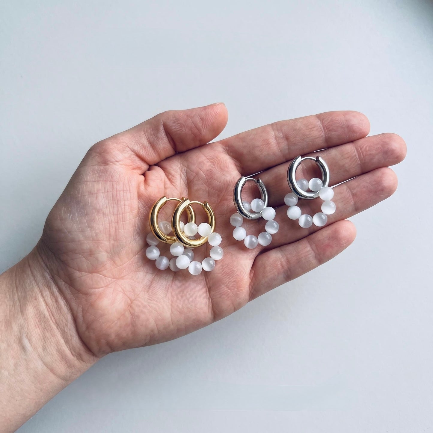 GLANZI Lunar Orbit Ohrringe – Weißer Cat-Eye-Stein, 18K Vergoldet
