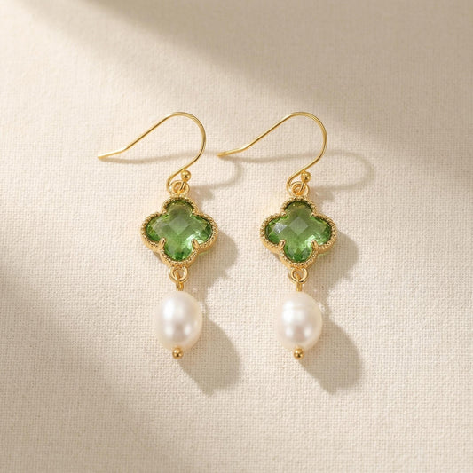 Elegante Ohrringe mit grünem Kristall-Kleeblatt und Perlen