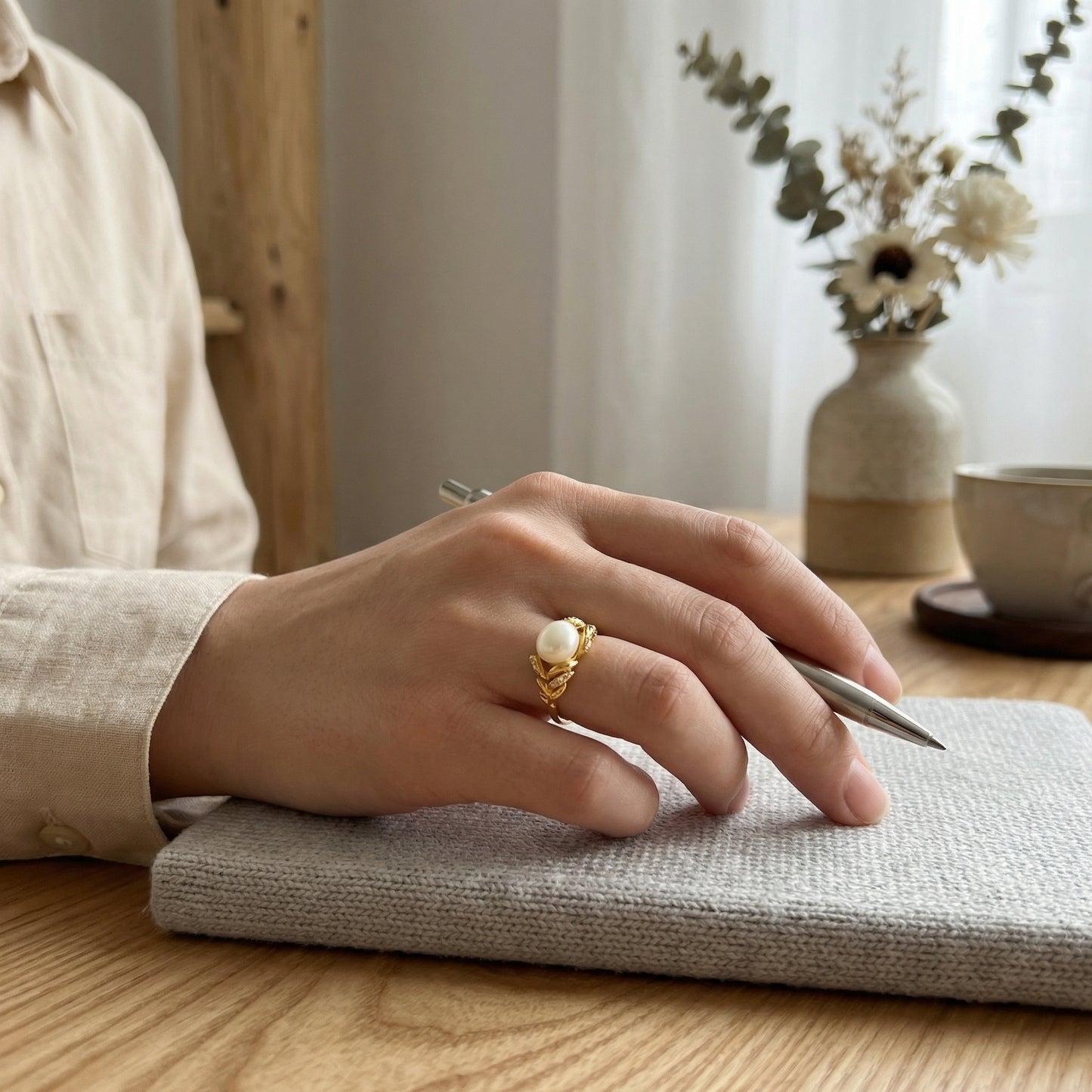 Ring mit Süßwasserperle auf Stickmuster