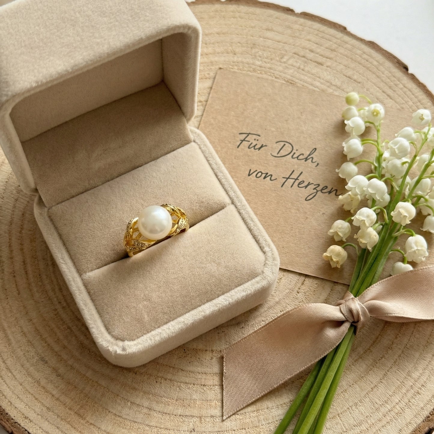 Ring mit Süßwasserperle auf Stickmuster