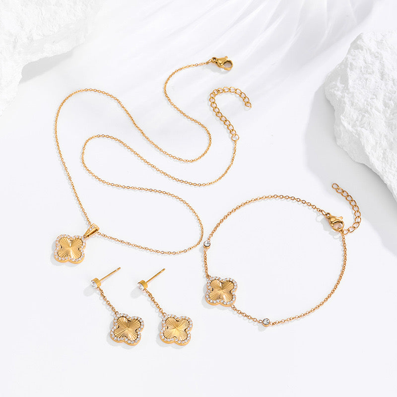 Vierblättriges Kleeblatt Schmuck-Set – Halskette, Armband & Ohrringe, Titanstahl vergoldet 18K