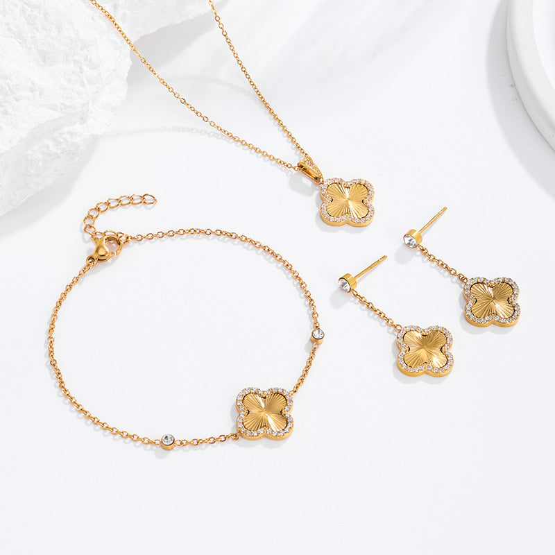 Vierblättriges Kleeblatt Schmuck-Set – Halskette, Armband & Ohrringe, Titanstahl vergoldet 18K