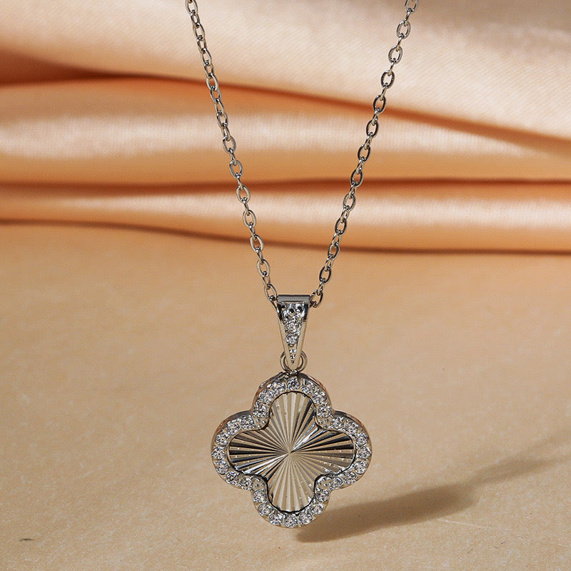 Vierblättriges Kleeblatt Schmuck-Set – Halskette, Armband & Ohrringe, Titanstahl vergoldet 18K