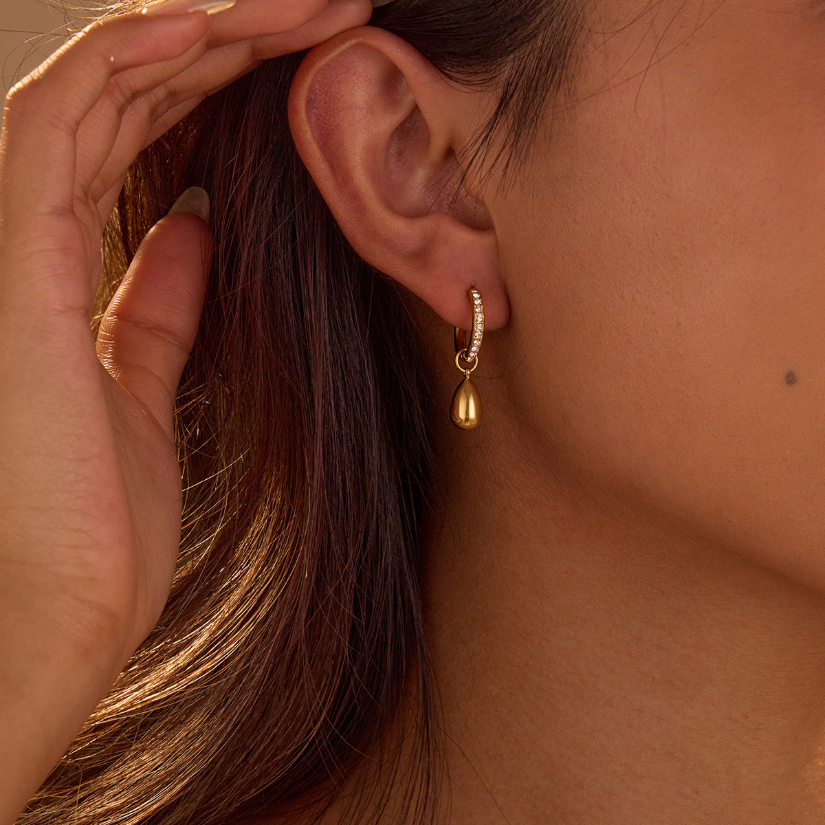 GLANZI Kleine Creolen mit Zirkonia & Wassertropfen Anhänger