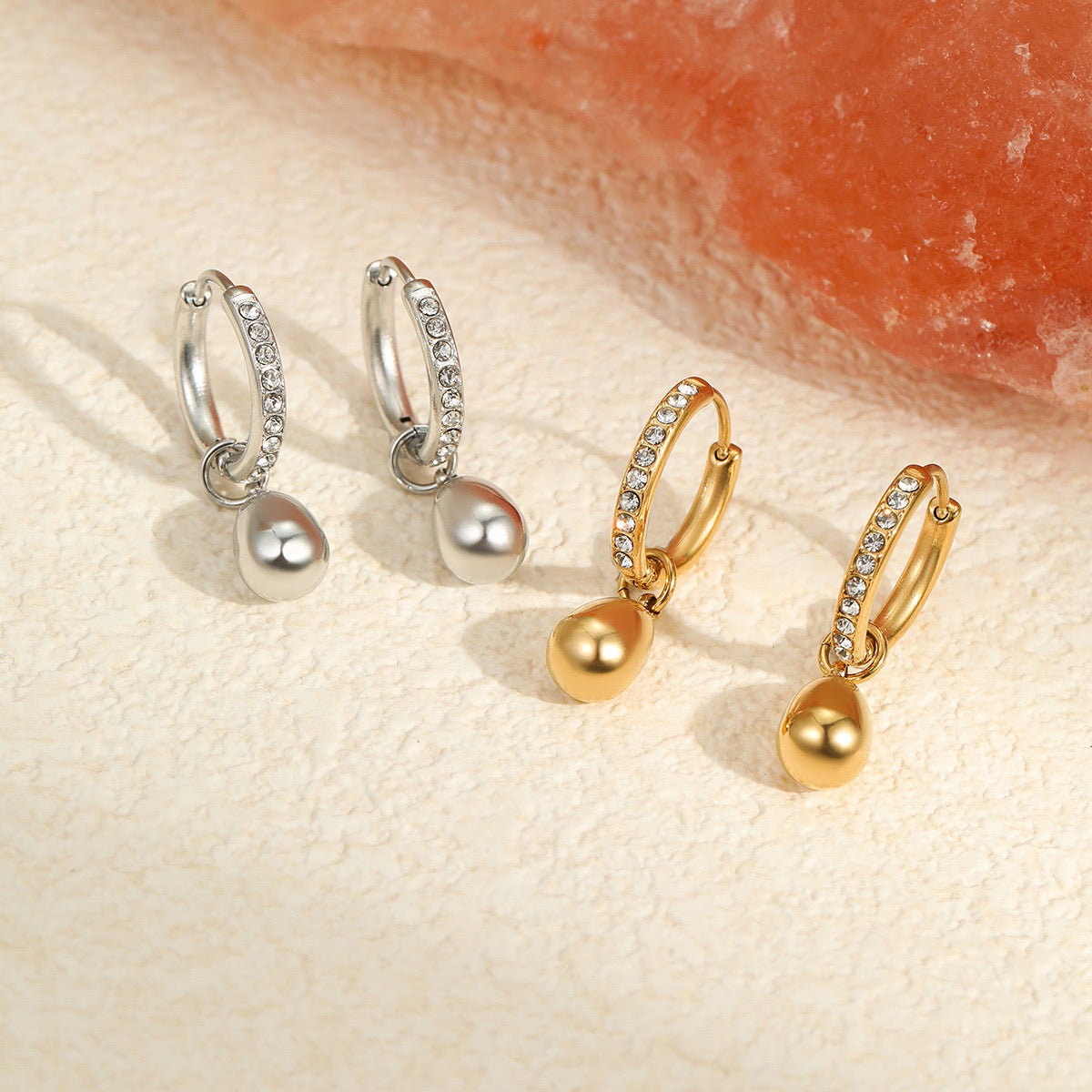 GLANZI Kleine Creolen mit Zirkonia & Wassertropfen Anhänger