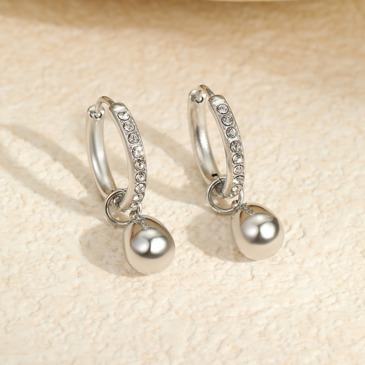 GLANZI Kleine Creolen mit Zirkonia & Wassertropfen Anhänger