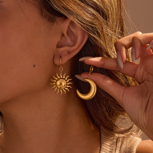 Asymmetrische Ohrringe – Sonne & Mond Design | 18K Vergoldeter Edelstahl