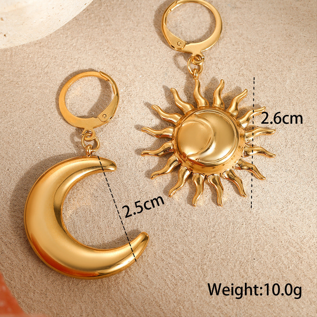 Asymmetrische Ohrringe – Sonne & Mond Design | 18K Vergoldeter Edelstahl