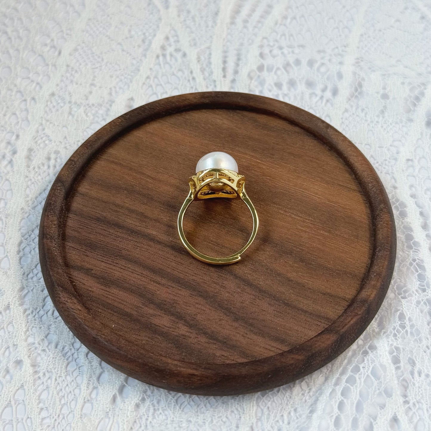 Ring mit Süßwasserperle auf Stickmuster