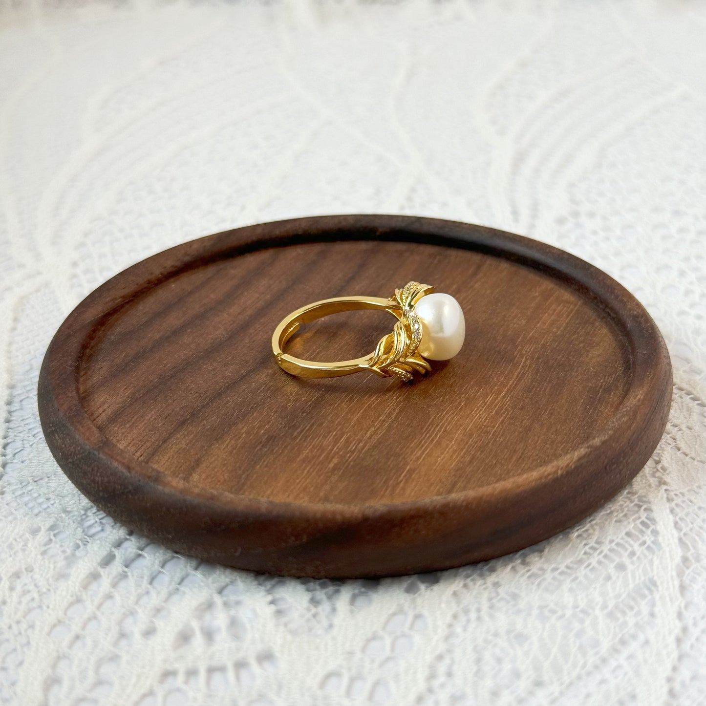 Ring mit Süßwasserperle auf Stickmuster