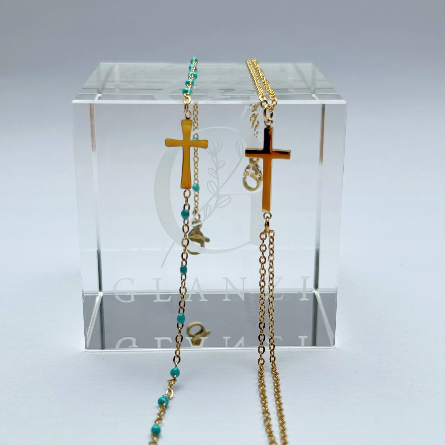 Fußkette mit Kreuz und blauen Kugeln