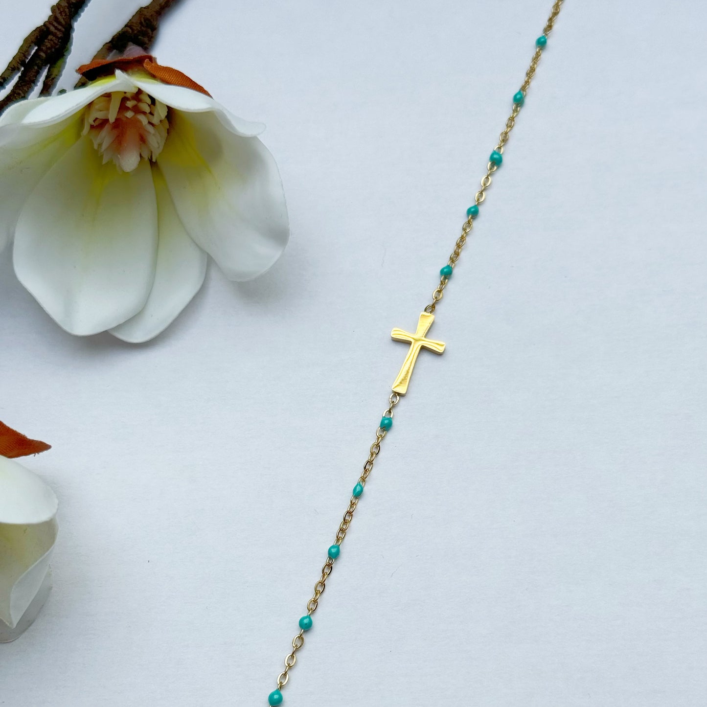 Fußkette mit Kreuz und blauen Kugeln