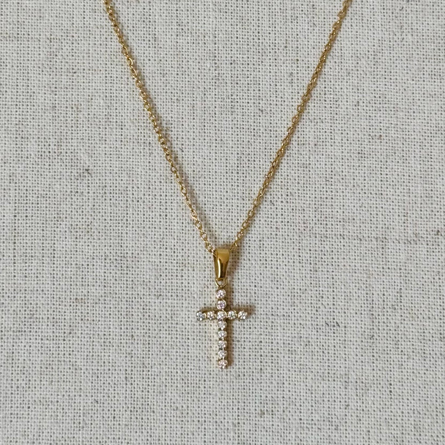 Halskette mit Kreuz-Anhänger mit funkelndem Zirkonia-Besatz