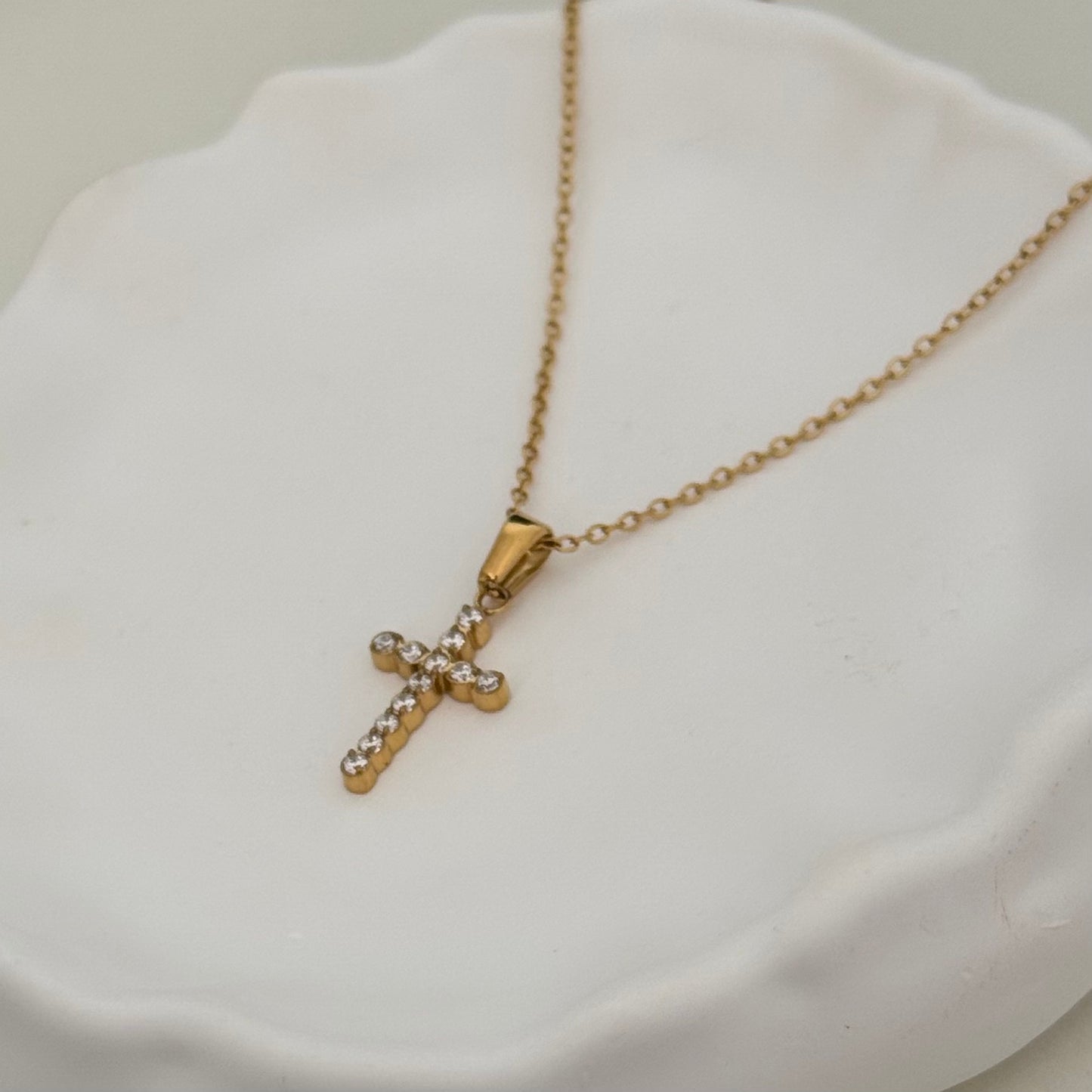 Halskette mit Kreuz-Anhänger mit funkelndem Zirkonia-Besatz