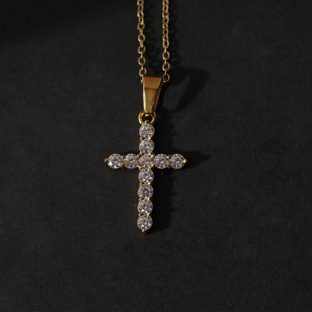 Halskette mit Kreuz-Anhänger mit funkelndem Zirkonia-Besatz