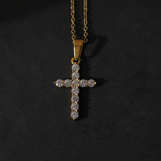 Halskette mit Kreuz-Anhänger mit funkelndem Zirkonia-Besatz