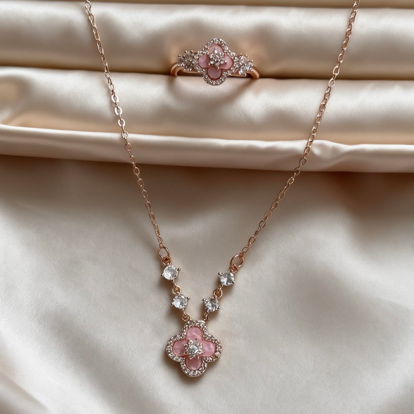 Vierblättriges Kleeblatt Schmuck-Set – Halskette & Offener Ring mit Zirkonia in Rosa