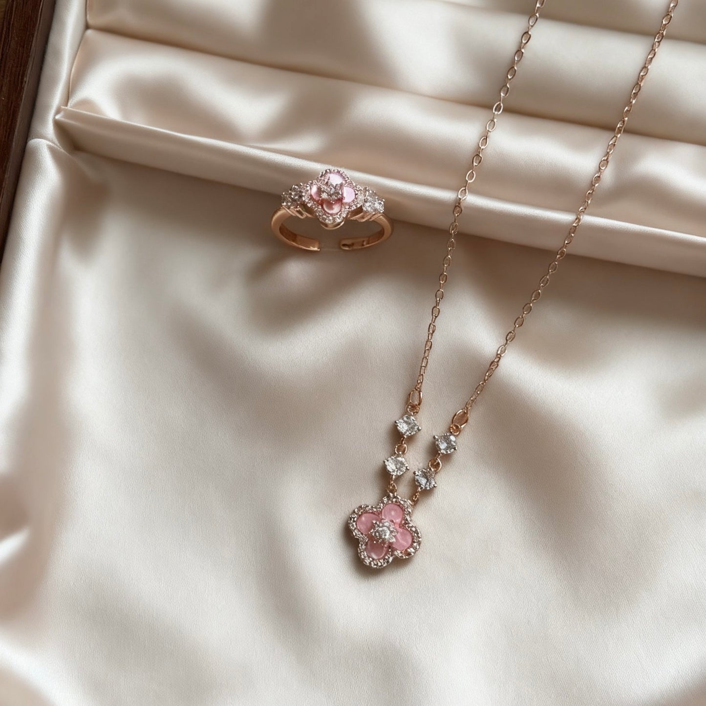 Vierblättriges Kleeblatt Schmuck-Set – Halskette & Offener Ring mit Zirkonia in Rosa