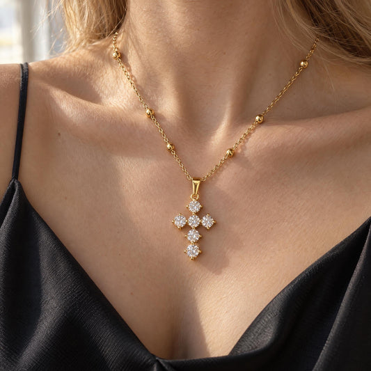 GLANZI Divine Spark Halskette – Funkelndes Kreuz mit Zirkonia